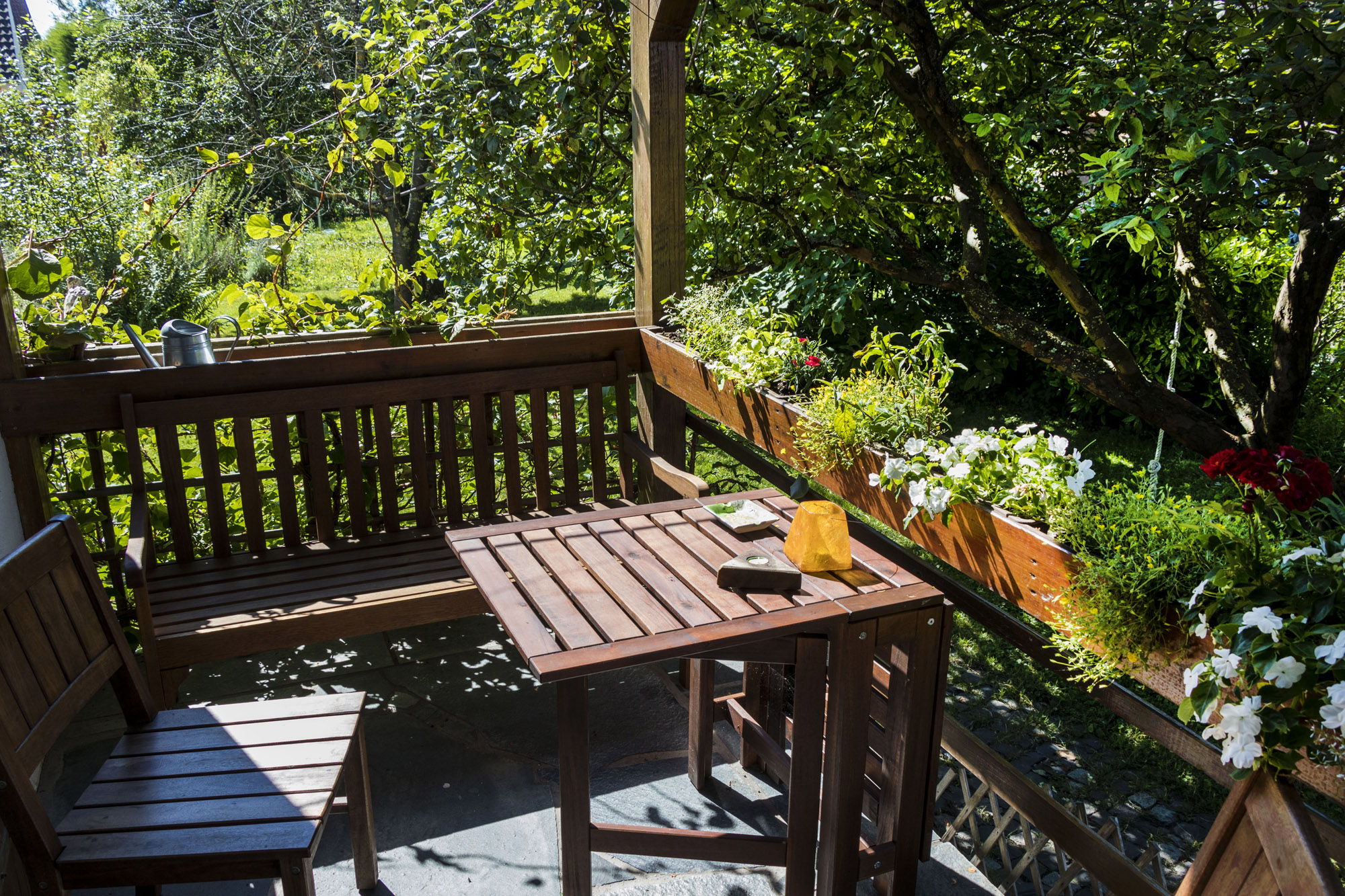 Die Terrasse mit gemütlicher Sitzecke